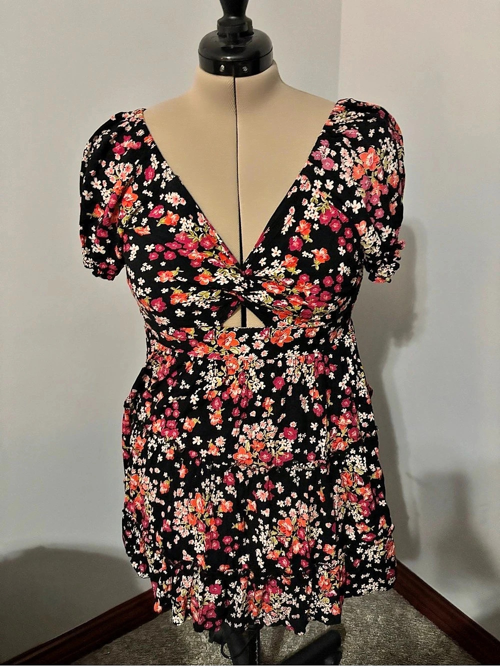 Angie Floral Mini Dress in Black & Pink Size large Like New tie front